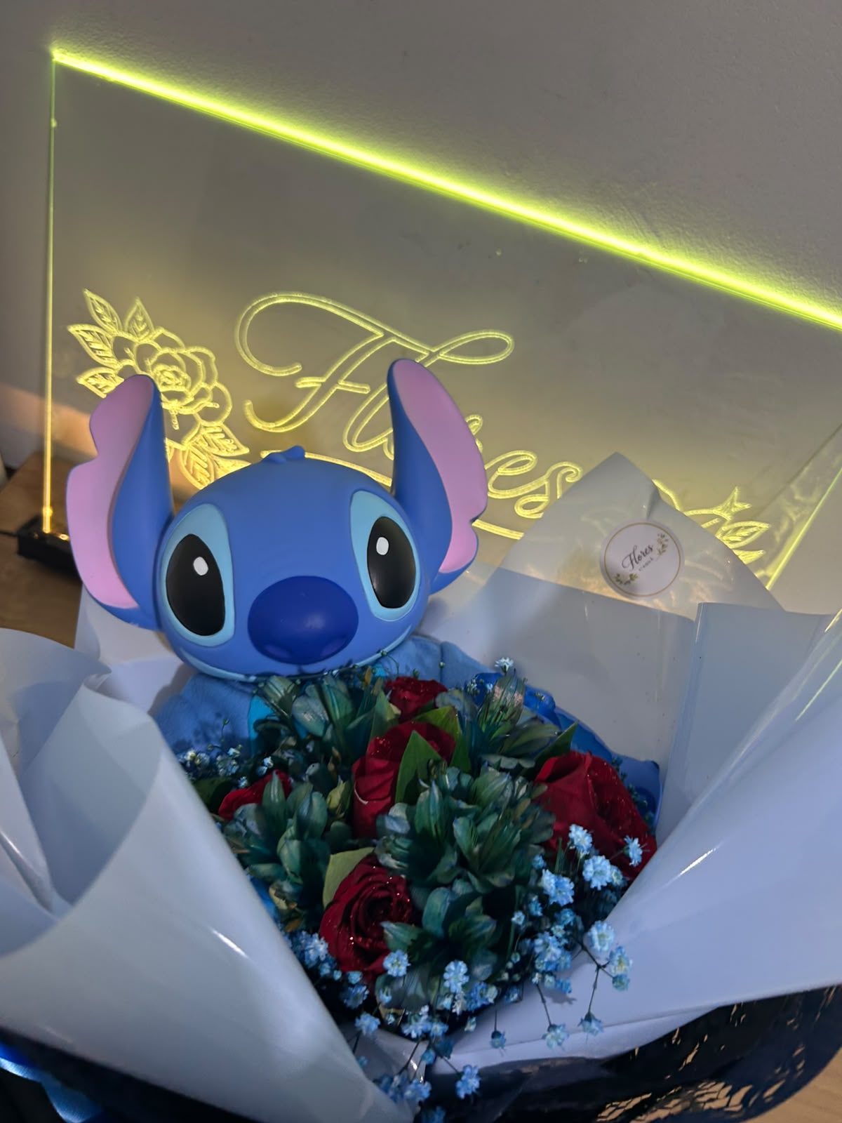 Buquê de Rosas com Stitch de Pelucia