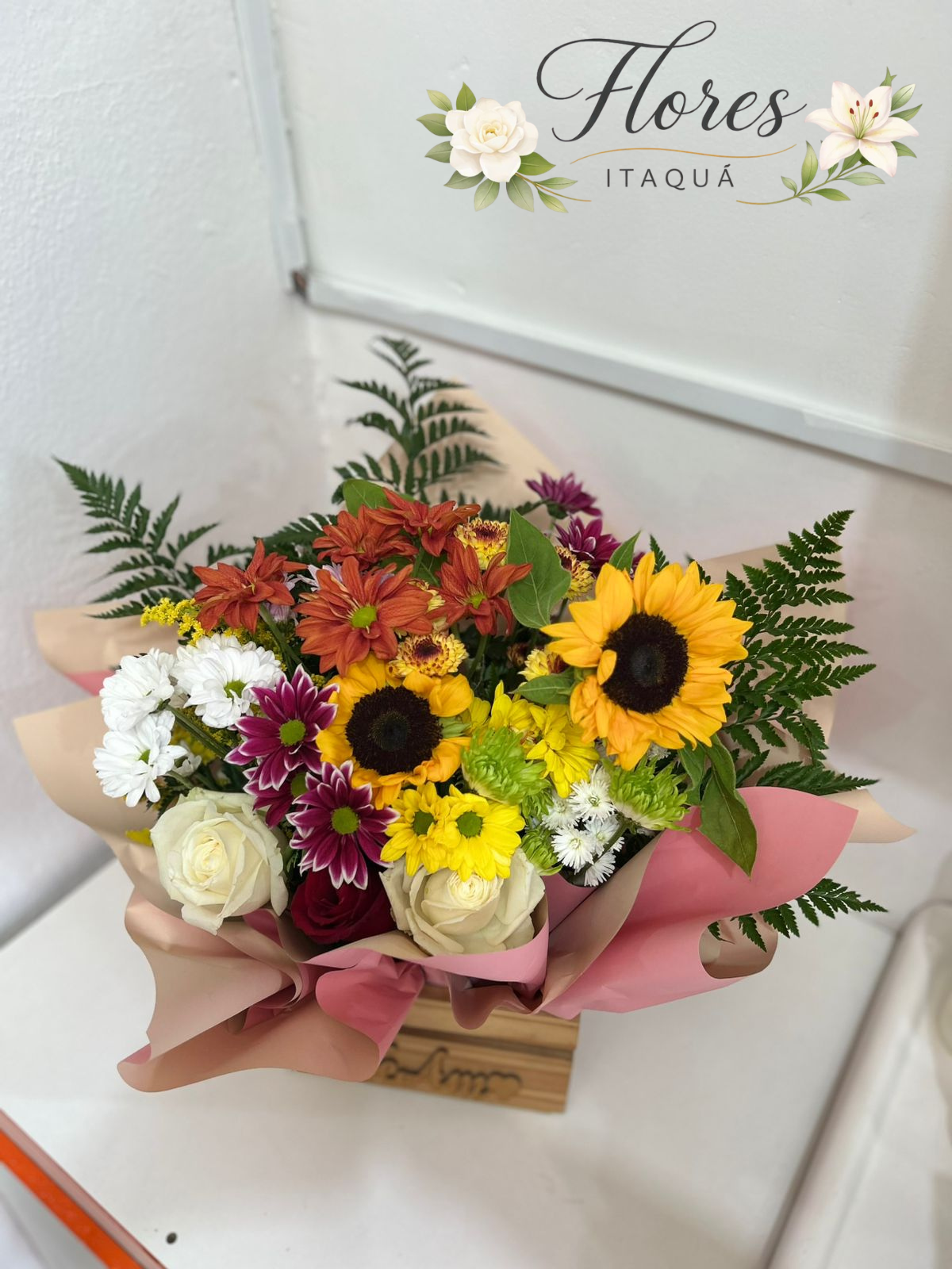 Comprar Arranjo Floral com Girassóis – Caixa de Madeira na Itaqua Flores