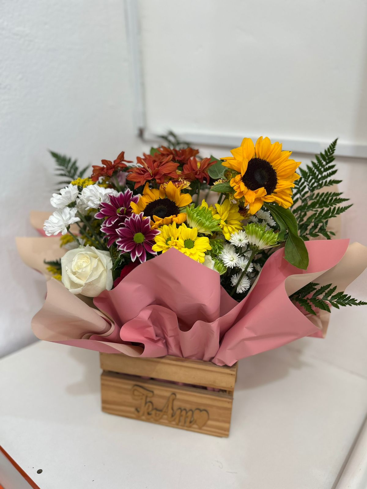 Arranjo Floral com Girassóis – Caixa de Madeira