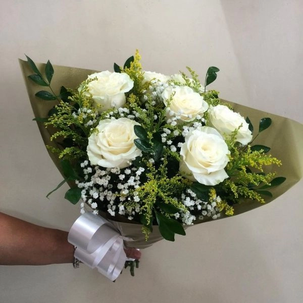 Comprar Buque 6 rosas brancas na Itaqua Flores