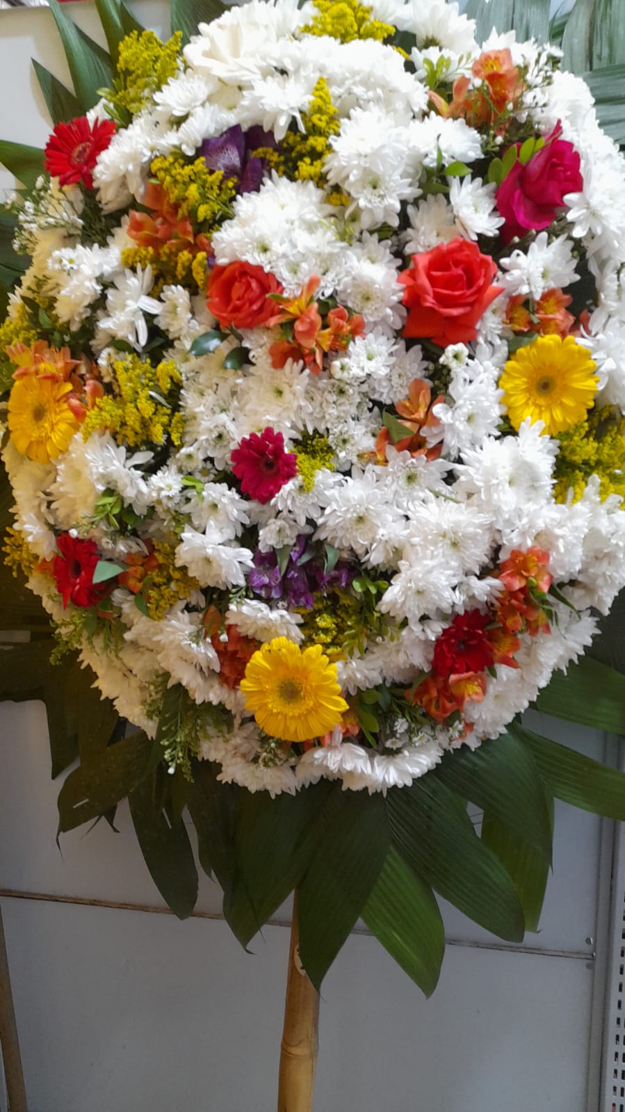 Comprar Coroa De Flores para homenagens fúnebres na Itaqua Flores